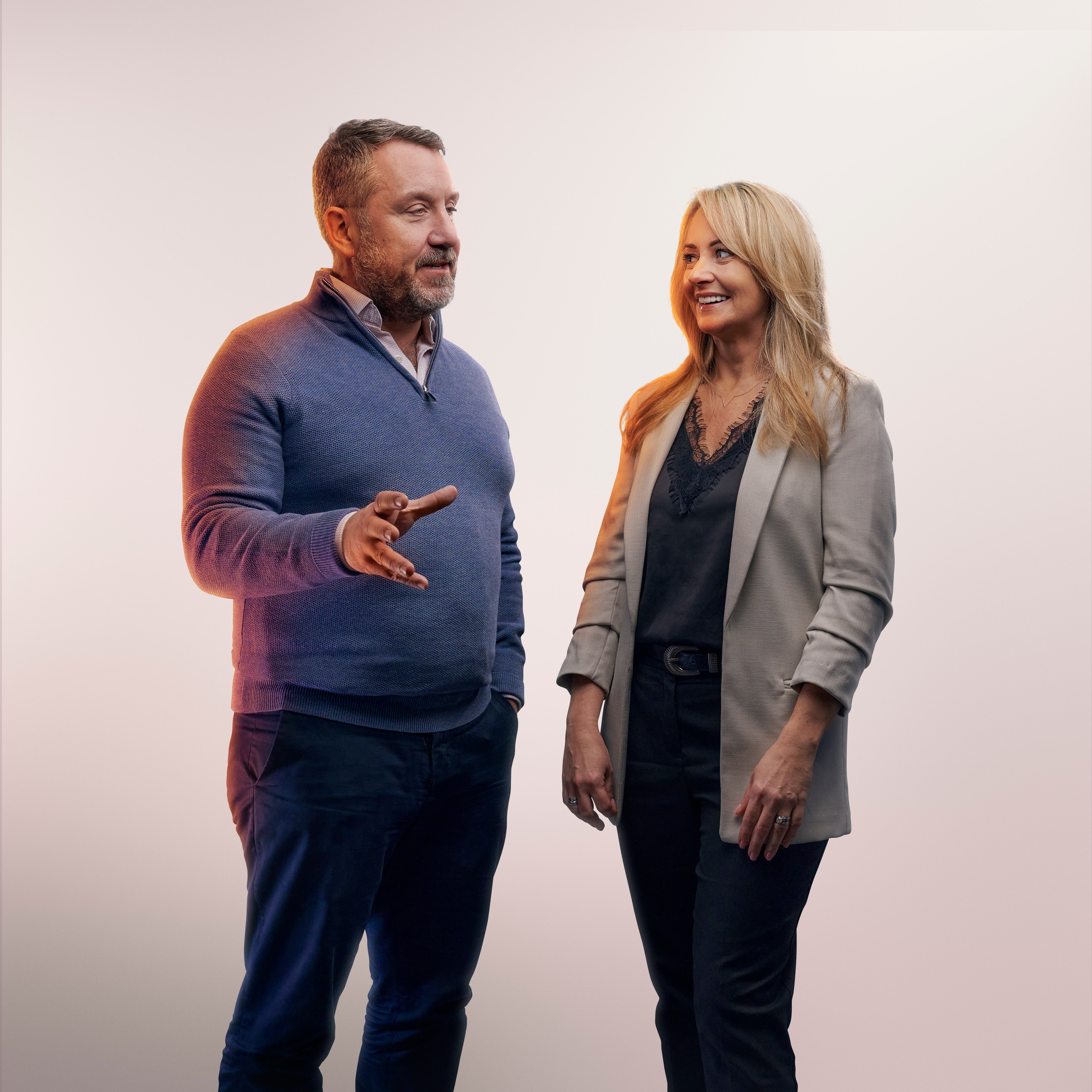 Employé homme et femme en photo studio