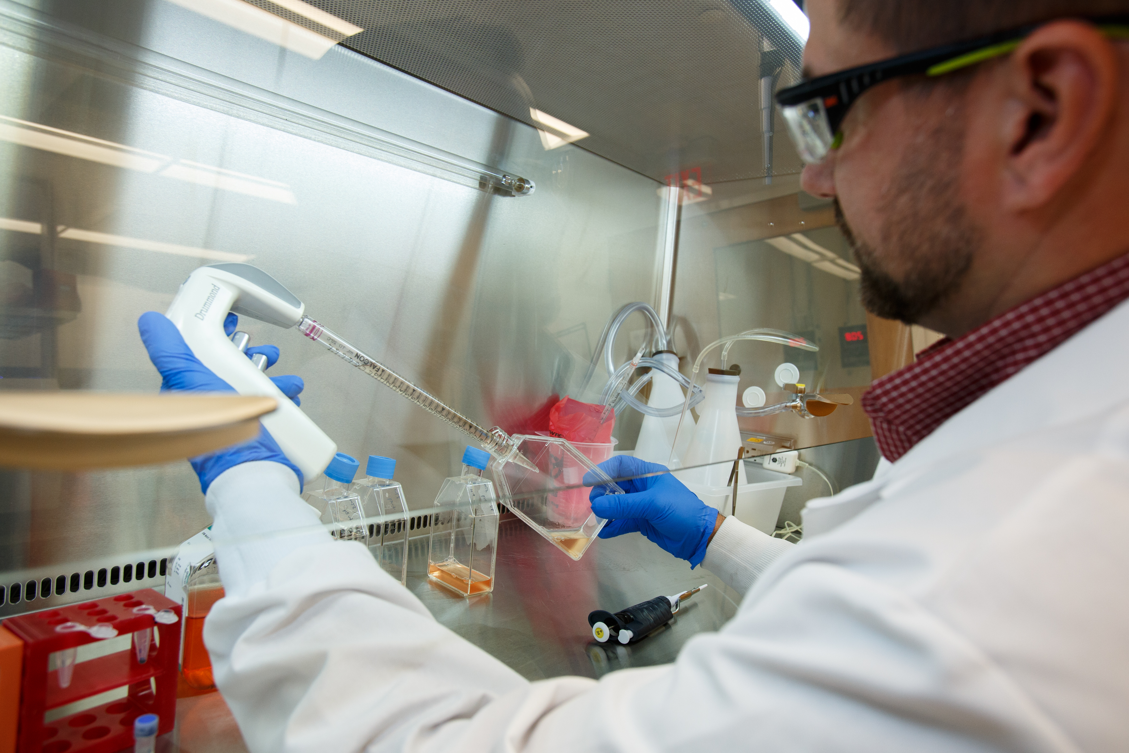 Scientifique utilisant du matériel de laboratoire