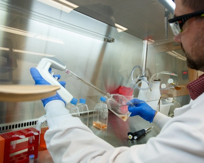 Scientifique utilisant du matériel de laboratoire