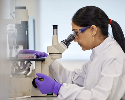 Scientifique analysant des échantillons avec un microscope