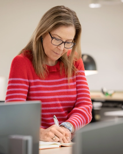 Employée qui travaille et écrit dans un bureau