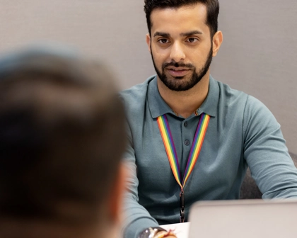 Un employé soutenant la cause LGBT+ discute avec un collègue