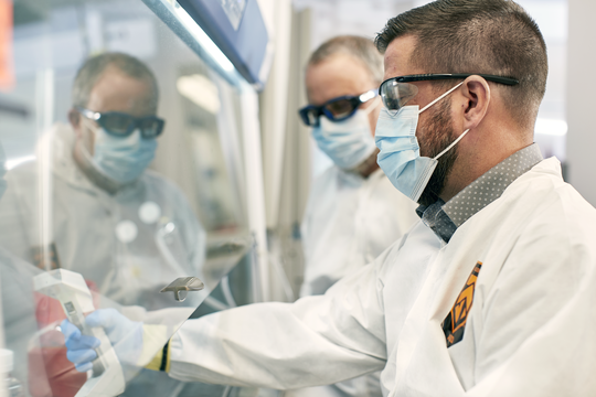 Employés travaillant dans un laboratoire