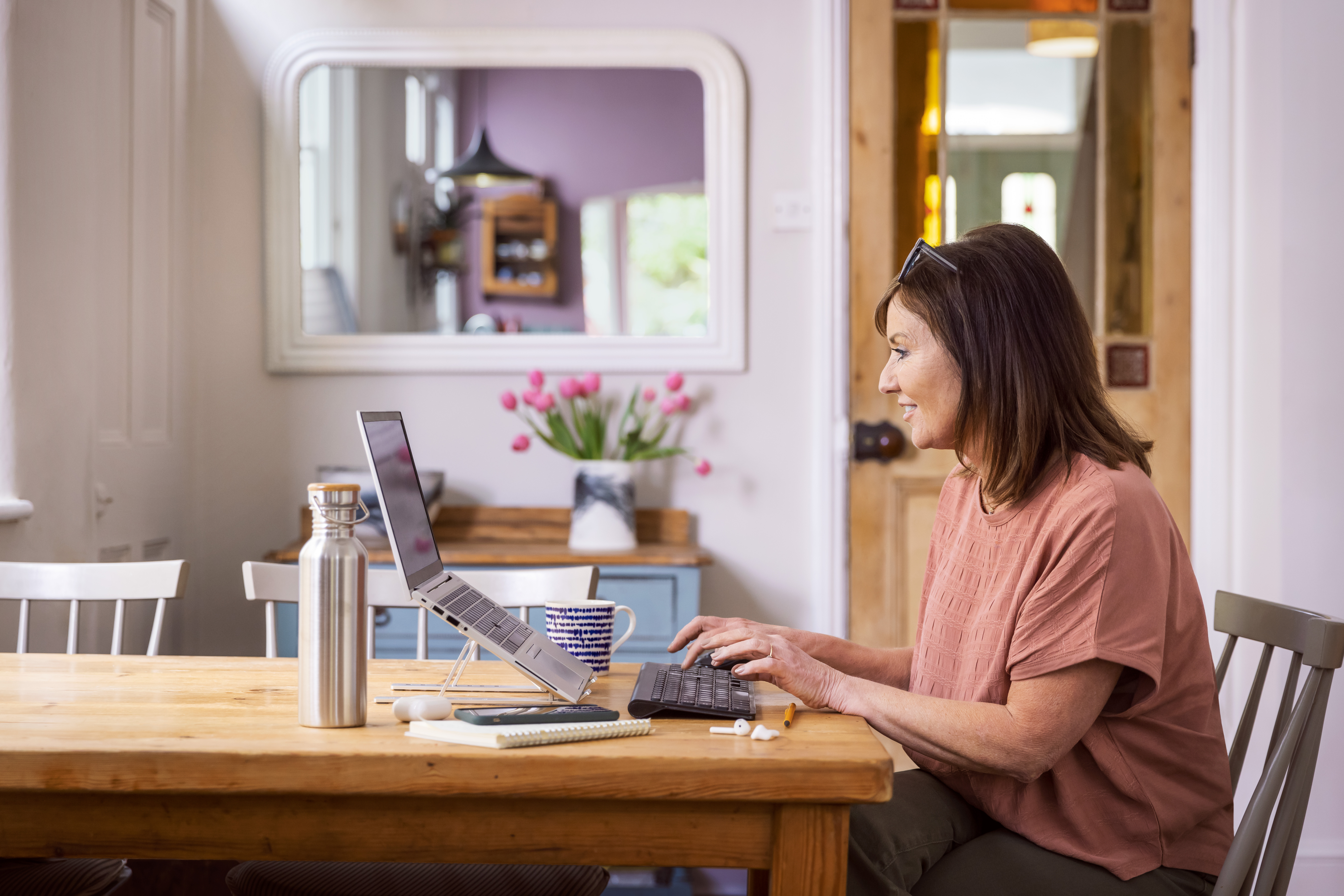 Une femme travaillant sur son ordinateur