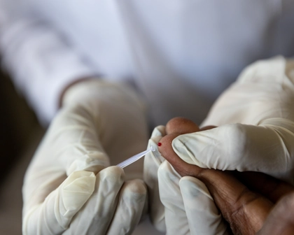 Professionnel de la santé qui fait un prélévement de sang à un patient