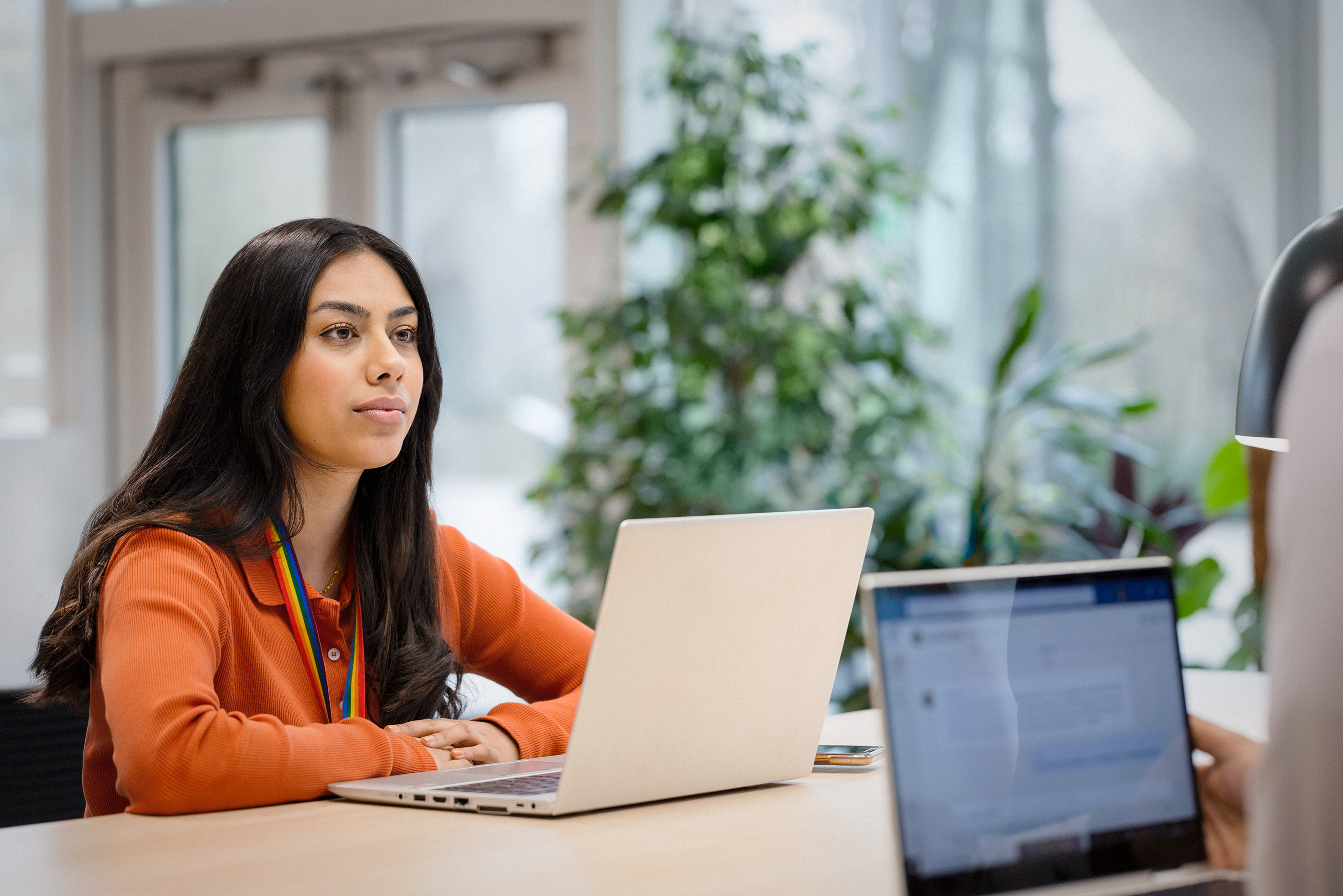 Une employée concentrée durant sa discussion avec un collègue