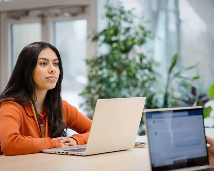 Une employée concentrée durant sa discussion avec un collègue