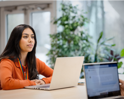 Femme devant son ordinateur regarde une autre personne