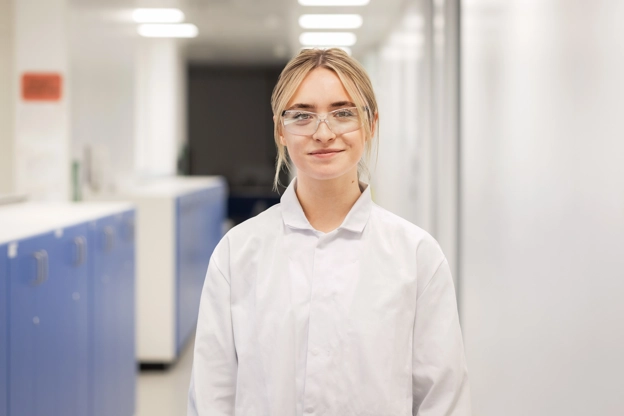 Une scientifique souriante dans un laboratoire