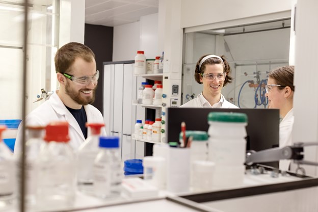 Jeunes professionnels scientifiques travaillant dans laboratoire