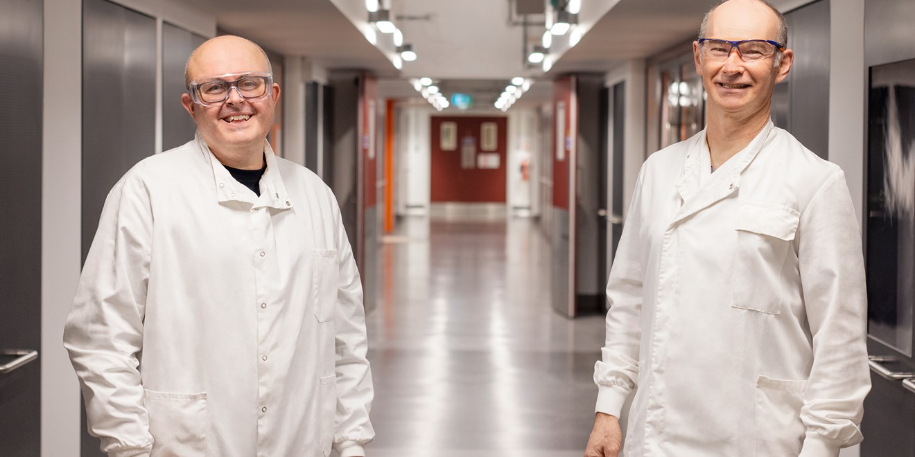 Deux employés dans le hall département qualité