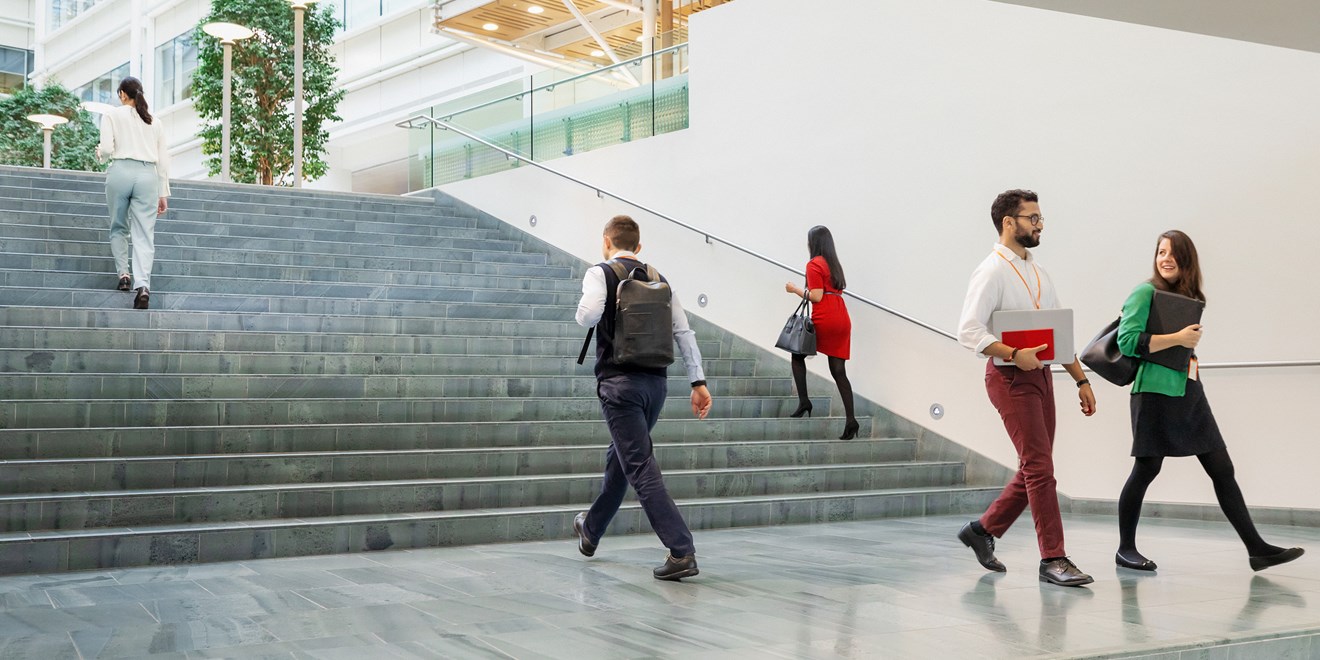 Employés GSK qui marchent dans un escalier