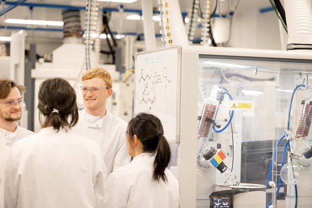 Groupe d'employés devant un tableau blanc