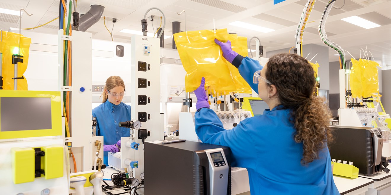 Deux scientifiques dans une laboratoire travaillant sur des machines