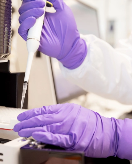 Travail avec pipette dans laboratoire